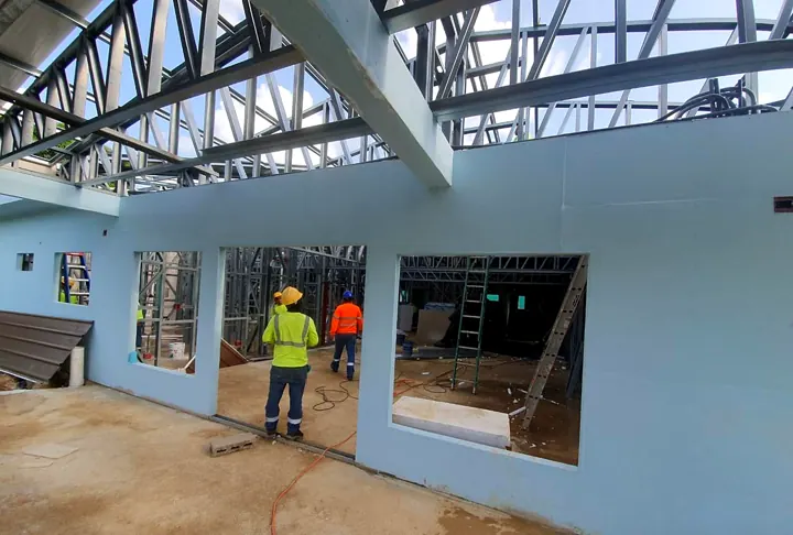 Muros en Steel Framing con acabado exterior y cerchas de cubierta en acero galvanizado