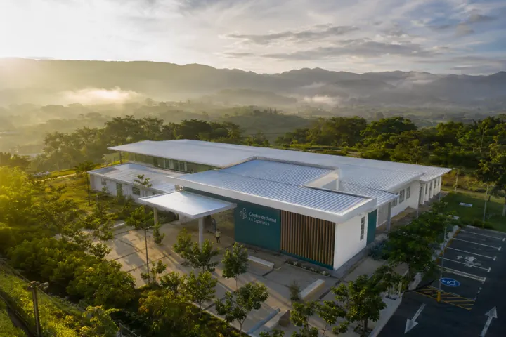 Imagen de referencia: centro de salud de un nivel con cubierta metálica en zona rural