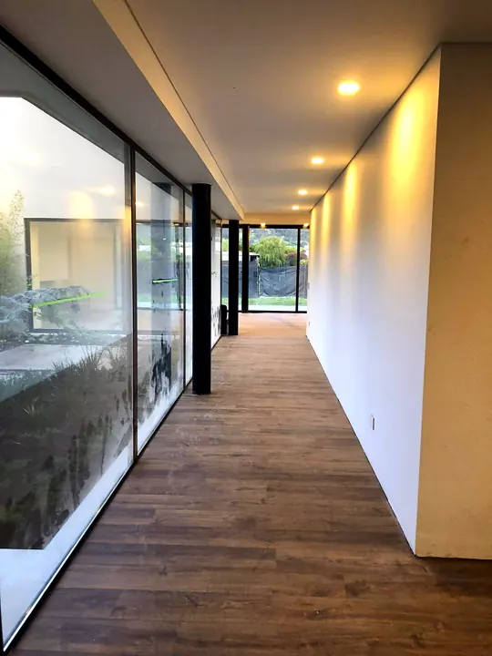 Interior de vivienda Steel Framing con iluminación empotrada y ventanales